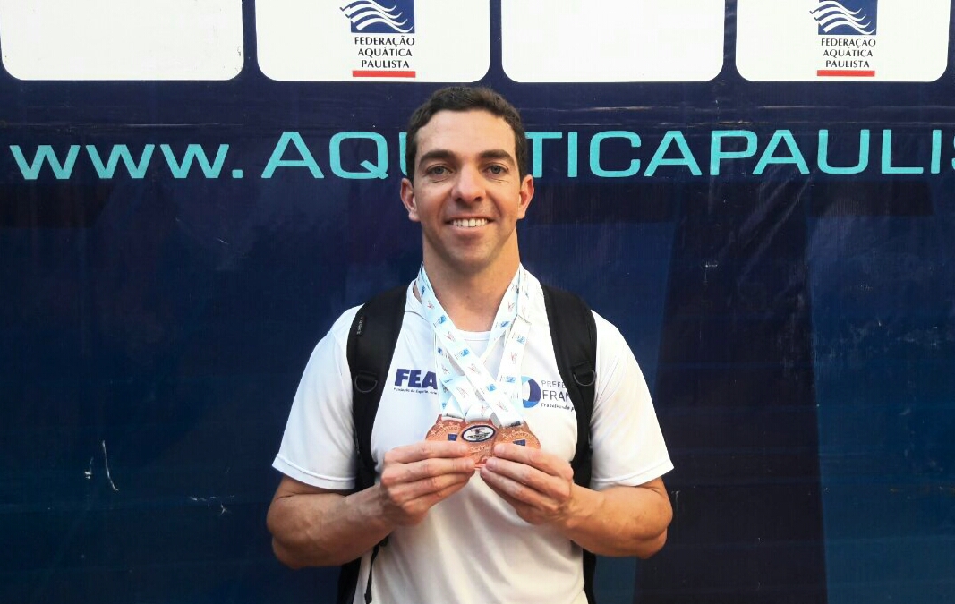 Gustavo Henrique Gonçalves exibe suas medalhas